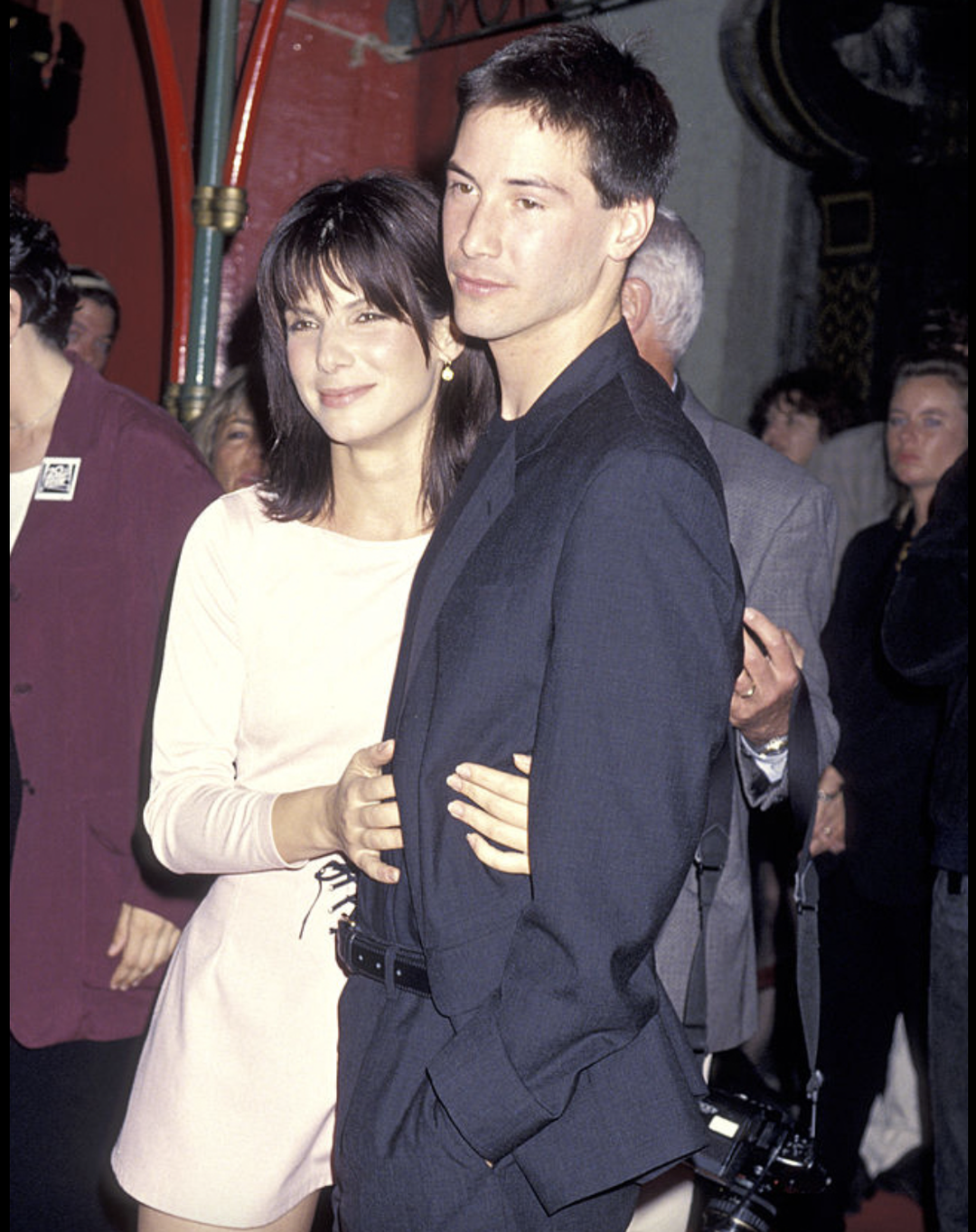 After all the rumors, Sandra Bullock has decided to set the record straight once and for all about her and Keanu Reeves. I for one certainly didn’t expect a story like this