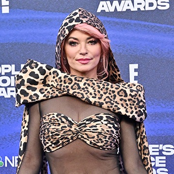 At 57 years old, Shania Twain says she’s done keeping secrets from her fans. Now, new pictures of her abs have come to light, though, and it’s safe to say people are without words