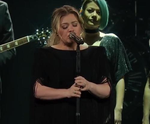 Kelly Clarkson Performs Cover Version Of Lady Gaga And Bradley Cooper’s ‘Shallow’