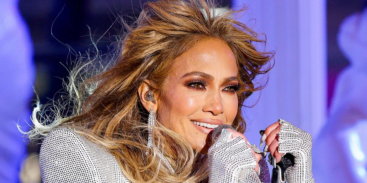 Jennifer Lopez Loses a Piece of Her Hair in the Middle of a Performance — Video